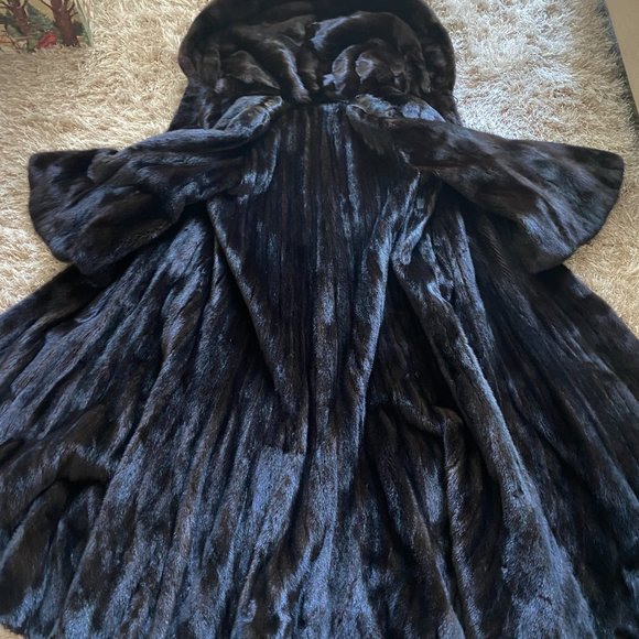 Luxurious Custom Canadian female full pelt Full length swing coat see sizing - Picture 9 of 9